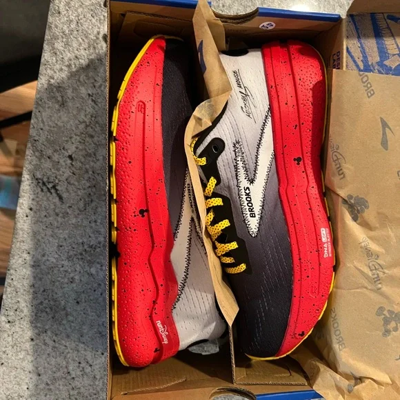 Brooks Women’s Running Shoes Ghost Max 2 Mickey Mouse NIB - Picture 6 of 7